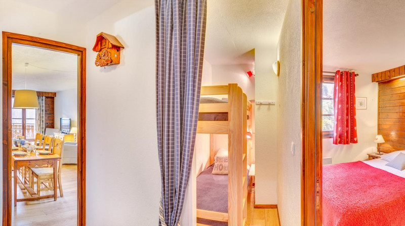 Residence la Tovassière, Petit Châtel, Double bedroom and entrance bunk beds, Ski chatel reservation