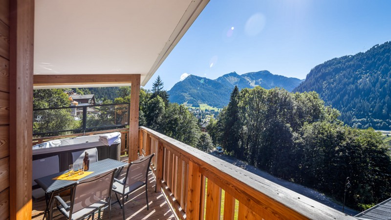 Résidence O Rouge, 6 personnes, Châtel, centre du village, jacuzzi, balcon, vue montagnes