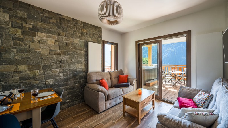 Résidence O Rouge, 6 personnes, Châtel, centre du village, salon, balcon, jacuzzi