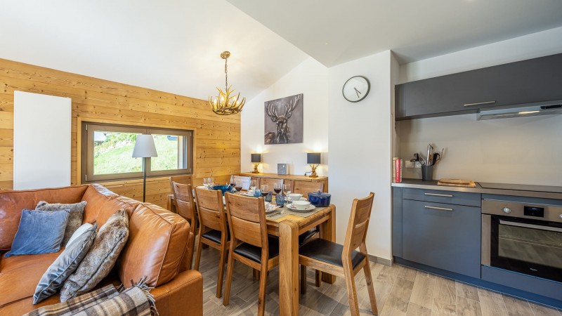 Résidence O Rouge, 8 personnes, Châtel, centre du village, salon, salle à manger, cuisine équipée