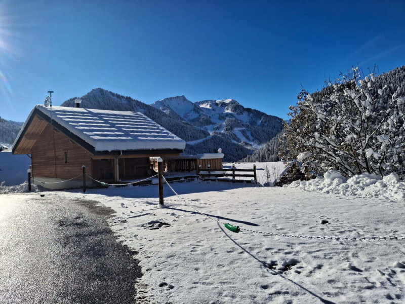 Vue d'extérieur du chalet de la Fiolaz sous la neige