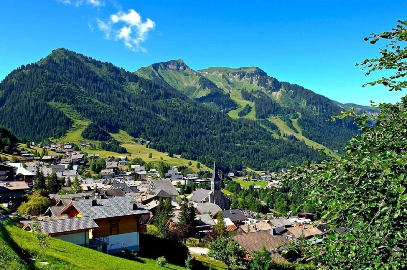 Vue du village de Châtel en été 2023