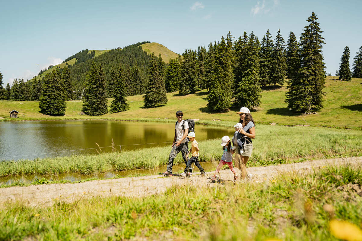 Promenade en famille au lac de Conche à Châtel